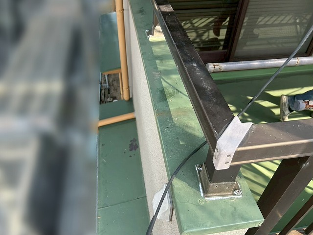 施工前のシーリングが剥がれている笠木と手すりの取り合い